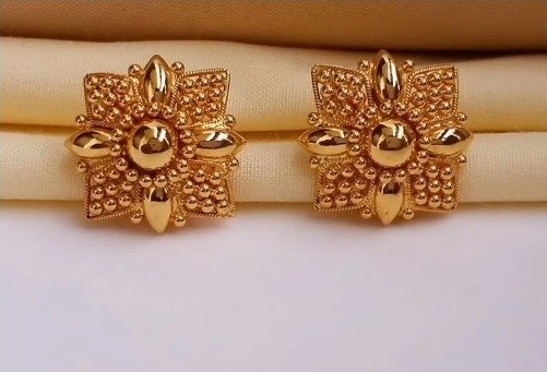 small gold earrings 18