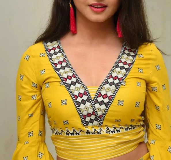 trending saree blouse designs 12