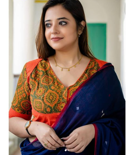 trending saree blouse designs 19