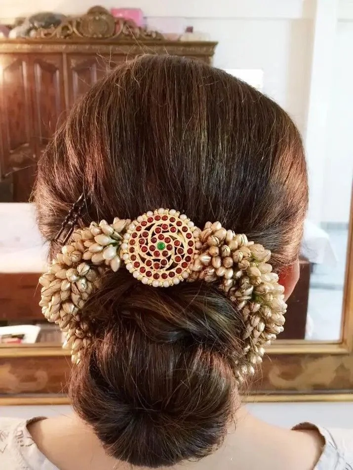 Elegant Indian bridal hairdo ideas for a classic wedding ceremony