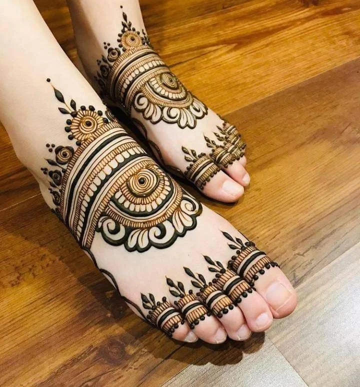 simple foot mehndi designs for elegant look