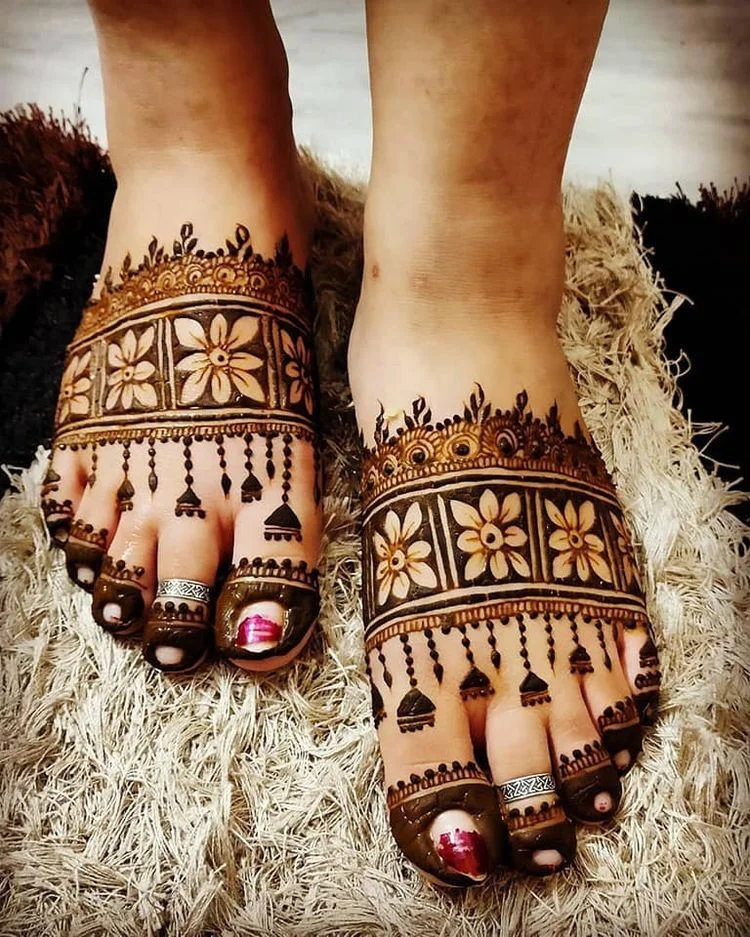 simple foot mehndi designs for elegant look