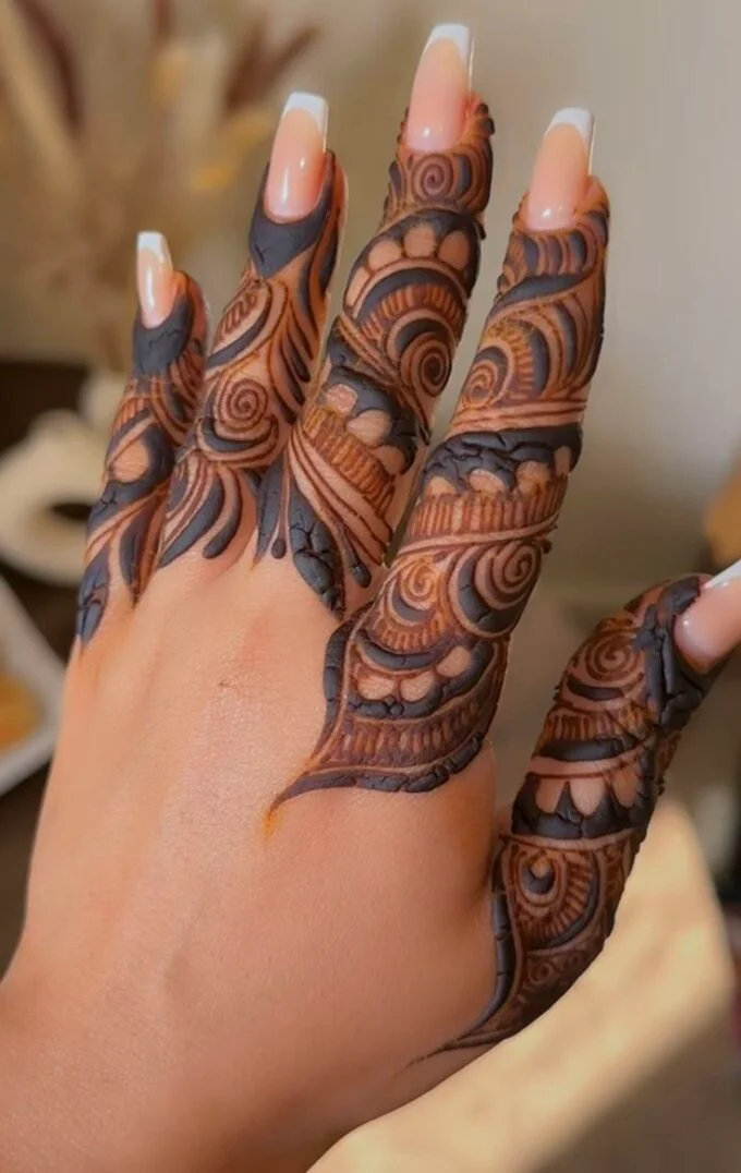 finger mehndi