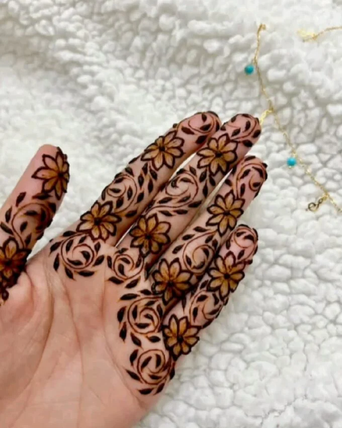 finger mehndi